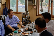 이재명 대통령이 31일 서울 용산 대통령실 인근 식당에서 강훈식 비서실장을 비롯한 참모진들과 점식식사를 하고 있다.