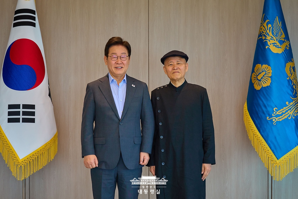 이재명 대통령이 24일 서울 용산 대통령실 청사에서 도올 김용옥 선생과 가진 오찬에서 기념촬영을 하고 있다.
