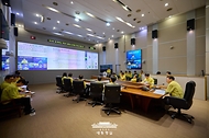 이재명 대통령이 18일 서울 종로구 정부서울청사 중앙재난안전상황실 서울상황센터에서 열린 집중호우 대처상황 점검회의에서 보고를 청취하고 있다.
