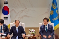 이재명 대통령이 30일 서울 용산 대통령실 청사에서 일한의원연맹 회장인 스가 요시히데 전 일본 총리를 접견하고 있다.