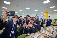 이재명 대통령이 14일 충북 진천 국가공무원인재개발원에서 5급 신임관리자 과정 교육생들과 오찬을 마친 후 기념촬영을 하고 있다.
