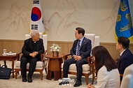 이재명 대통령이 7일 서울 용산 대통령실 청사에서 유흥식 추기경을 접견하고 있다.
