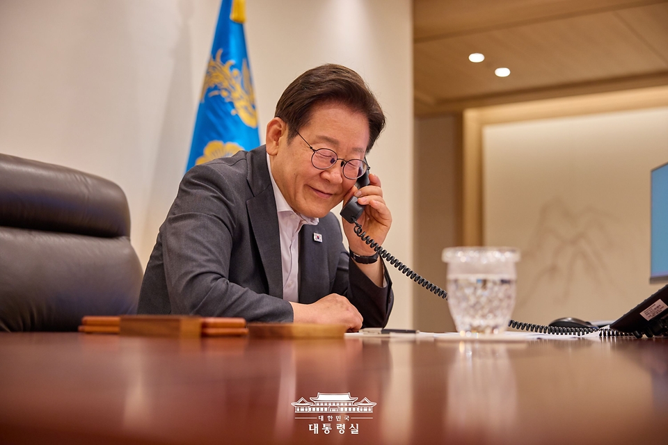 이재명 대통령이 22일 서울 용산 대통령실 청사 집무실에서 타밈 빈 하마드 알 싸니 카타르 국왕과 전화 통화하고 있다. 
