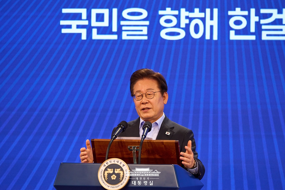 이재명 대통령이 31일 서울 종로구 정부서울청사에서 열린 '국민주권시대 공직자의 길' 고위공직자 워크숍에서 특강을 하고 있다.
