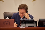 이재명 대통령이 1일 서울 용산 대통령실 청사 집무실에서 모하메드 빈 자이드 알 나흐얀 아랍에미리트연합국(UAE) 대통령과 전화 통화를 하고 있다.
