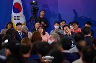 이재명 대통령이 4일 대전 유성구 대전컨벤션센터에서 열린 ‘충청에서 듣다, 충청 타운홀 미팅’에서 발언하고 있다. 
