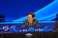 이재명 대통령이 8일 서울 용산구 그랜드 하얏트 호텔에서 열린 제1회 방위산업의 날 토론회에 참석해 미소를 짓고 있다.

