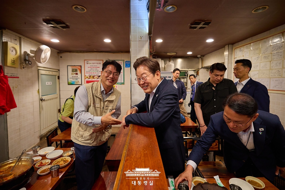 이재명 대통령이 26일 서울 용산 대통령실 인근 한 식당을 찾아 시민과 대화를 하고 있다. 