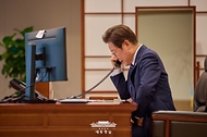 이재명 대통령이 1일 서울 용산 대통령실 청사 집무실에서 모하메드 빈 자이드 알 나흐얀 아랍에미리트연합국(UAE) 대통령과 전화 통화를 하고 있다.
