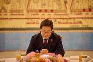 이재명 대통령이 3일 서울 한남동 관저에서 열린 국회 비교섭단체 지도부와의 오찬회동에서 참석자들의 발언을 경청하고 있다.
