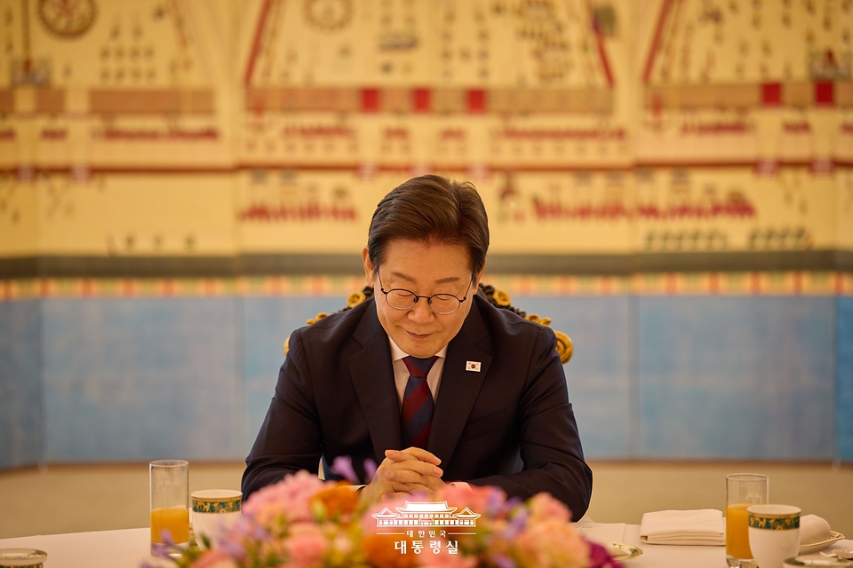 이재명 대통령이 3일 서울 한남동 관저에서 열린 국회 비교섭단체 지도부와의 오찬회동에서 참석자들의 발언을 경청하고 있다.
