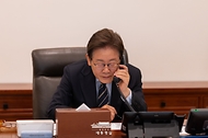 이재명 대통령이 30일 서울 용산 대통령실 청사 집무실에서 로렌스 웡 싱가포르 총리와 전화 통화를 하고 있다.