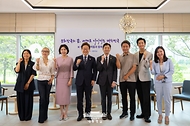이재명 대통령과 부인 김혜경 여사가 30일 서울 용산 대통령실 파인그라스에서 열린 문화예술계 수상자 간담회를 마친 후 참석자들과 기념촬영을 하고 있다.