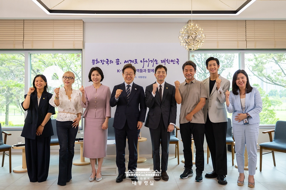 이재명 대통령과 부인 김혜경 여사가 30일 서울 용산 대통령실 파인그라스에서 열린 문화예술계 수상자 간담회를 마친 후 참석자들과 기념촬영을 하고 있다.
