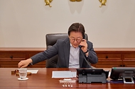 이재명 대통령이 22일 서울 용산 대통령실 청사 집무실에서 타밈 빈 하마드 알 싸니 카타르 국왕과 전화 통화하고 있다. 

