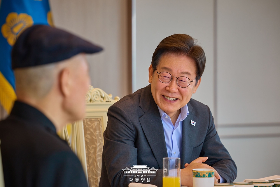 이재명 대통령이 24일 서울 용산 대통령실 청사에서 도올 김용옥 선생과 오찬을 하고 있다.

