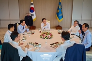 이재명 대통령이 28일 서울 용산 대통령실 청사에서 열린 오찬 주례보고회동에서 김민석 국무총리와 대화하고 있다.
