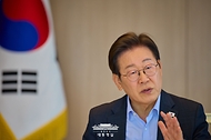 이재명 대통령이 7일 서울 용산 대통령실 청사에서 김민석 신임 국무총리와 오찬 회동에서 발언하고 있다.
