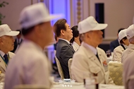 이재명 대통령이 27일 청와대 영빈관에서 열린 '호국보훈의 달, 대통령의 초대' 행사에 참석해 자리에 앉아 있다.