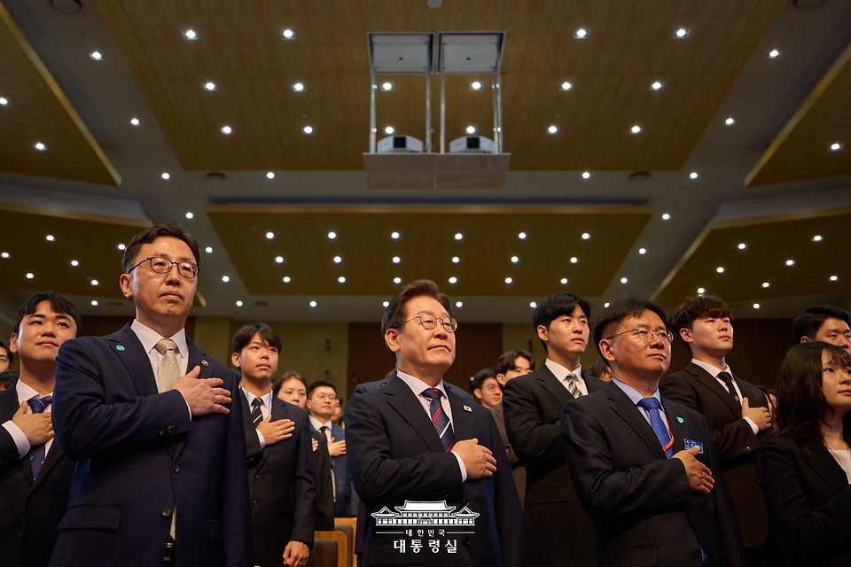 이재명 대통령이 14일 충북 진천 국가공무원인재개발원에서 5급 신임관리자 과정 교육생에게 특강을 하기 전 국민의례를 하고 있다.