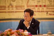 이재명 대통령이 3일 서울 한남동 관저에서 열린 국회 비교섭단체 지도부와의 오찬회동에서 참석자들의 발언을 경청하고 있다.

