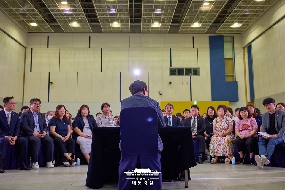 이재명 대통령이 4일 대전 유성구 대전컨벤션센터에서 열린 ‘충청에서 듣다, 충청 타운홀 미팅’에서 발언하고 있다. 
