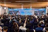 이재명 대통령이 25일 부산 남구 부경대에서 열린 타운홀미팅 '부산의 마음을 듣다' 지역 주민 간담회에서 참석자들의 질문을 받고 있다. 
