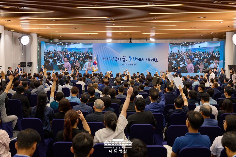 이재명 대통령이 25일 부산 남구 부경대에서 열린 타운홀미팅 '부산의 마음을 듣다' 지역 주민 간담회에서 참석자들의 질문을 받고 있다. 
