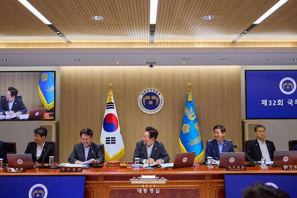 이재명 대통령이 22일 서울 용산 대통령실 청사에서 열린 국무회의를 주재하고 있다. 
