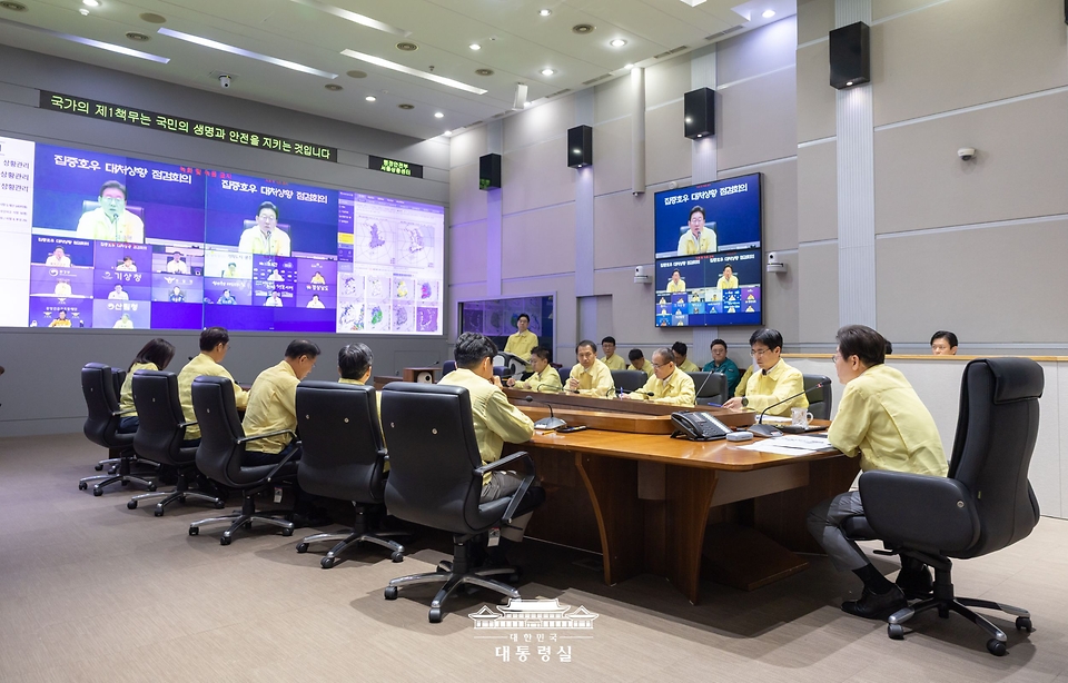 이재명 대통령이 18일 서울 종로구 정부서울청사 중앙재난안전상황실 서울상황센터에서 열린 집중호우 대처상황 점검회의에서 발언하고 있다.
