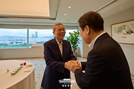 이재명 대통령이 17일 서울 용산 대통령실 청사에서 김종인 전 국민의힘 비상대책위원장과 오찬을 갖기 전 악수하고 있다.
