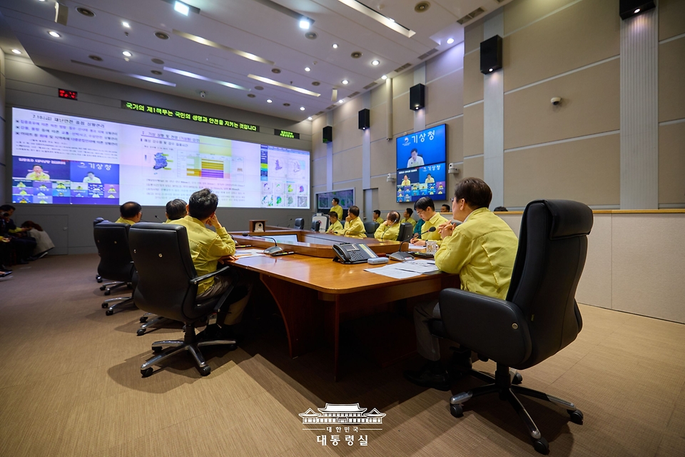 이재명 대통령이 18일 서울 종로구 정부서울청사 중앙재난안전상황실 서울상황센터에서 열린 집중호우 대처상황 점검회의에서 보고를 청취하고 있다.
