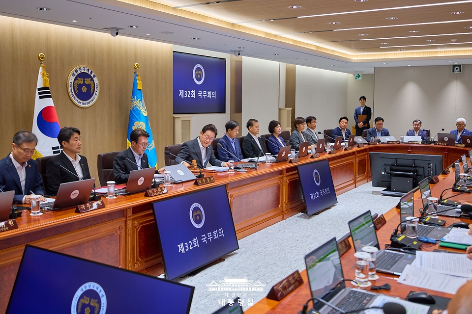 이재명 대통령이 22일 서울 용산 대통령실 청사에서 열린 국무회의에서 의사봉을 두드리고 있다.
