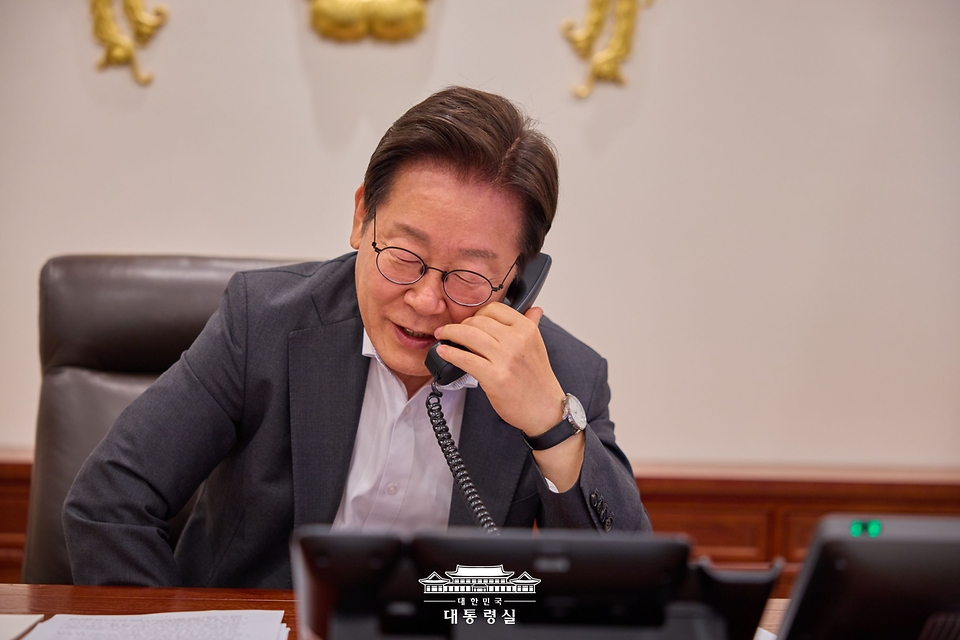 이재명 대통령이 22일 서울 용산 대통령실 청사 집무실에서 타밈 빈 하마드 알 싸니 카타르 국왕과 전화 통화하고 있다. 
