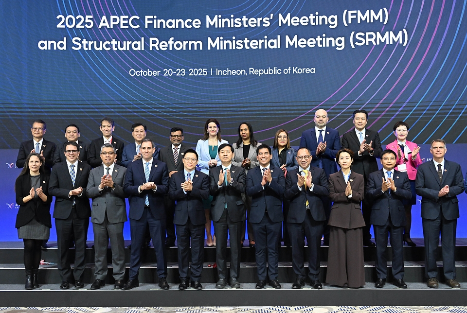아시아태평양경제협력체(APEC) 재무장관회의가 21일 인천 중구 인스파이어 리조트에서 열렸다.

이번 회의에는 21개 회원국 장관, 국제통화기금(IMF)·경제협력개발기구(OECD)·세계은행(WB) 등 국제기구와 국내외 기업 및 학계 관계자 등 2천여명이 참석했다.