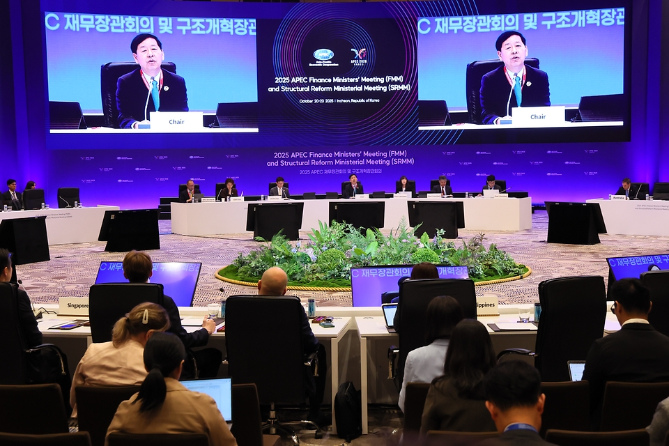 아시아태평양경제협력체(APEC) 재무장관회의가 21일 인천 중구 인스파이어 리조트에서 열렸다.

이번 회의에는 21개 회원국 장관, 국제통화기금(IMF)·경제협력개발기구(OECD)·세계은행(WB) 등 국제기구와 국내외 기업 및 학계 관계자 등 2천여명이 참석했다.