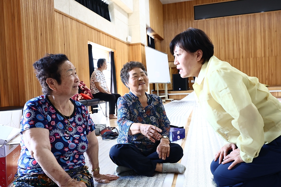 송미령 농림축산식품부 장관은 7월 20일(일) 오후 기록적인 집중호우로 산사태와 침수 피해를 입은 경남 산청군 산청읍과 신안면 현장을 방문하여 피해 현황을 살피고 응급복구 상황을 긴급 점검하였습니다.