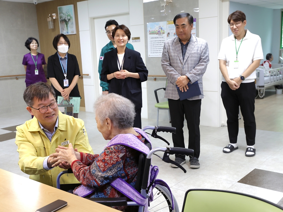 이기일 보건복지부 제1차관은 장마철을 앞두고 사회복지시설의 안전관리 실태를 점검하기 위해 6월 13일(금) 15시, 서울 관악구에 위치한 '서울숲요양원'을 방문했다.