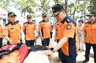 허석곤 소방청장이 9일 경포해수욕장에 위치한 119시민수상구조대에서 수난사고 대비태세를 위해 수난 대응장비들을 점검하고 있다.
