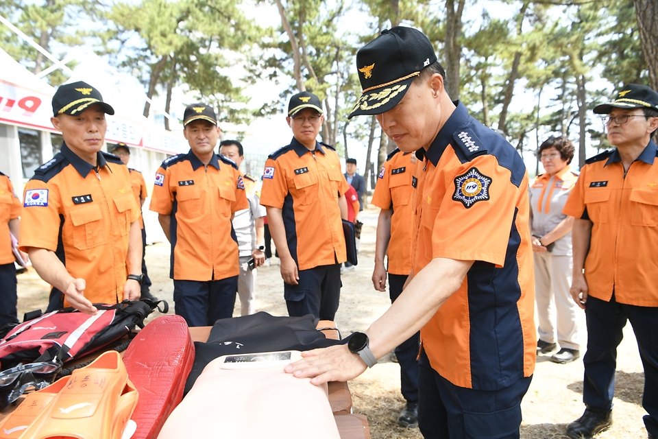 허석곤 소방청장이 9일 경포해수욕장에 위치한 119시민수상구조대에서 수난사고 대비태세를 위해 수난 대응장비들을 점검하고 있다.