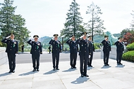 김용진 해양경찰청장이 6일 국립서울현충원 경찰충혼탑에서 참배하고 있다.