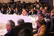 아시아태평양경제협력체(APEC) 재무장관회의가 21일 인천 중구 인스파이어 리조트에서 열렸다.

이번 회의에는 21개 회원국 장관, 국제통화기금(IMF)·경제협력개발기구(OECD)·세계은행(WB) 등 국제기구와 국내외 기업 및 학계 관계자 등 2천여명이 참석했다.