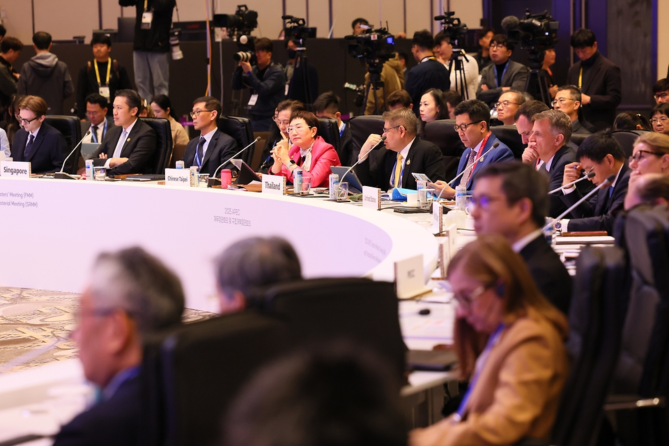 아시아태평양경제협력체(APEC) 재무장관회의가 21일 인천 중구 인스파이어 리조트에서 열렸다.

이번 회의에는 21개 회원국 장관, 국제통화기금(IMF)·경제협력개발기구(OECD)·세계은행(WB) 등 국제기구와 국내외 기업 및 학계 관계자 등 2천여명이 참석했다.
