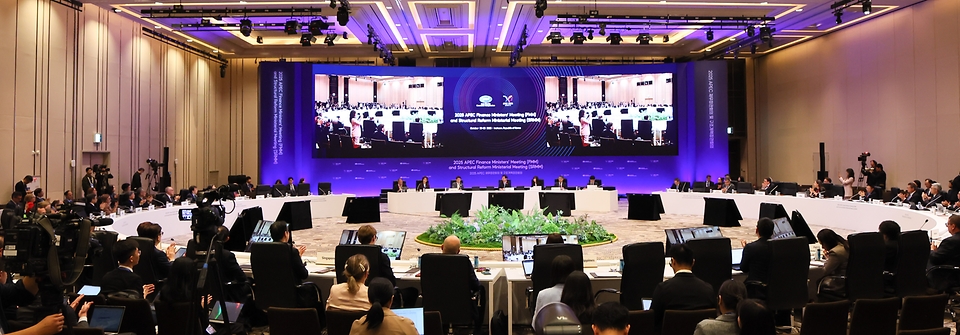 아시아태평양경제협력체(APEC) 재무장관회의가 21일 인천 중구 인스파이어 리조트에서 열렸다.

이번 회의에는 21개 회원국 장관, 국제통화기금(IMF)·경제협력개발기구(OECD)·세계은행(WB) 등 국제기구와 국내외 기업 및 학계 관계자 등 2천여명이 참석했다.