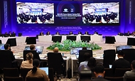아시아태평양경제협력체(APEC) 재무장관회의가 21일 인천 중구 인스파이어 리조트에서 열렸다.

이번 회의에는 21개 회원국 장관, 국제통화기금(IMF)·경제협력개발기구(OECD)·세계은행(WB) 등 국제기구와 국내외 기업 및 학계 관계자 등 2천여명이 참석했다.