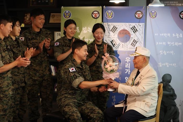 이 대위와 장병들이 17일 육군특수전사령부 귀성부대에서 박옹에게 꽃다발을 전달하고 있다.
