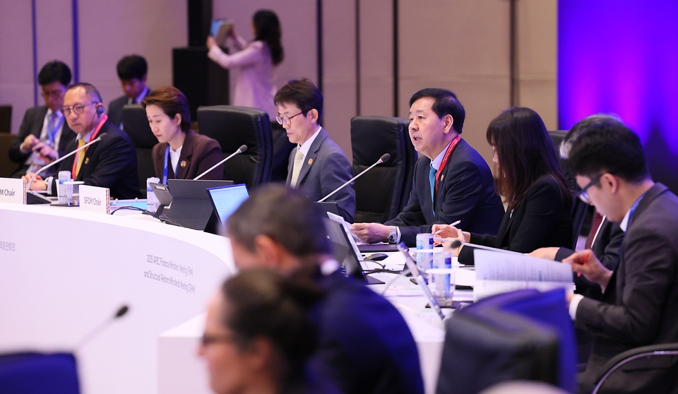 아시아태평양경제협력체(APEC) 재무장관회의가 21일 인천 중구 인스파이어 리조트에서 열렸다.

이번 회의에는 21개 회원국 장관, 국제통화기금(IMF)·경제협력개발기구(OECD)·세계은행(WB) 등 국제기구와 국내외 기업 및 학계 관계자 등 2천여명이 참석했다.