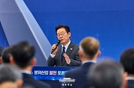 이재명 대통령이 20일 경기 고양시 일산서구 킨텍스에서 열린 방위산업 발전 토론회에서 발언하고 있다.