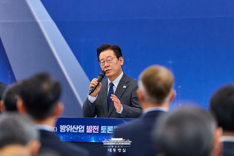 이재명 대통령이 20일 경기 고양시 일산서구 킨텍스에서 열린 방위산업 발전 토론회에서 발언하고 있다.