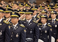 경찰들이 21일 서울 서대문구 경찰청에서 열린 제80주년 경찰의 날 기념식에서 거수경례를 하고 있다.